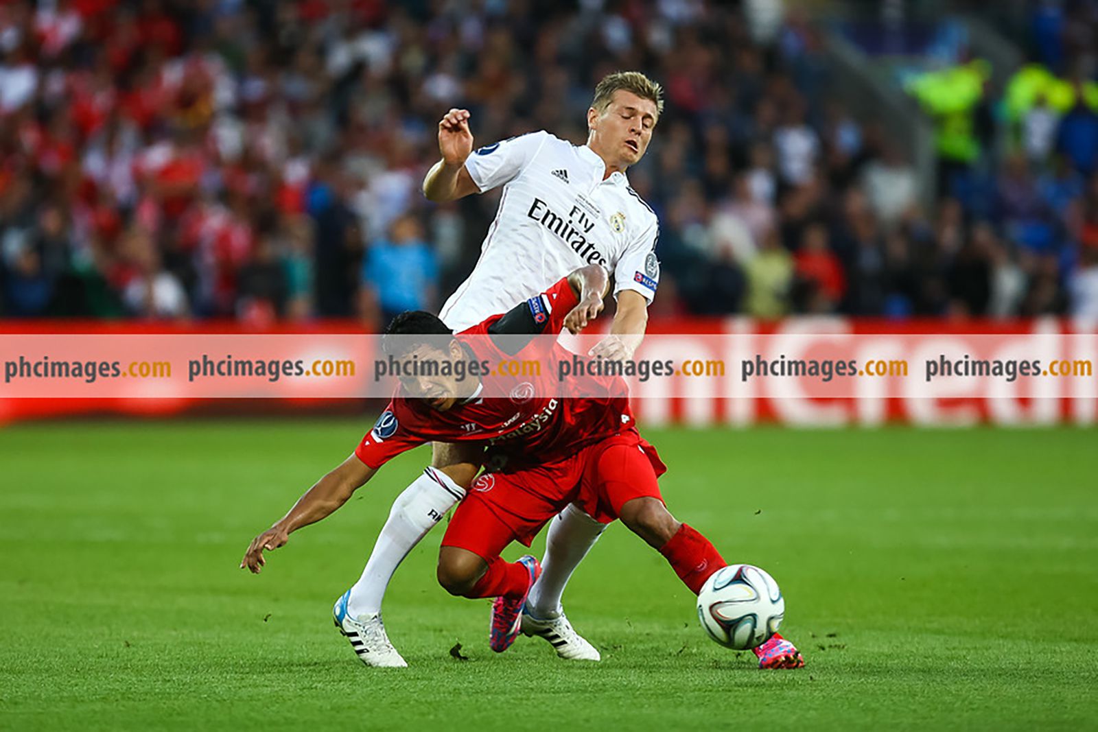 Toni Kroos battles with Carlos Bacca