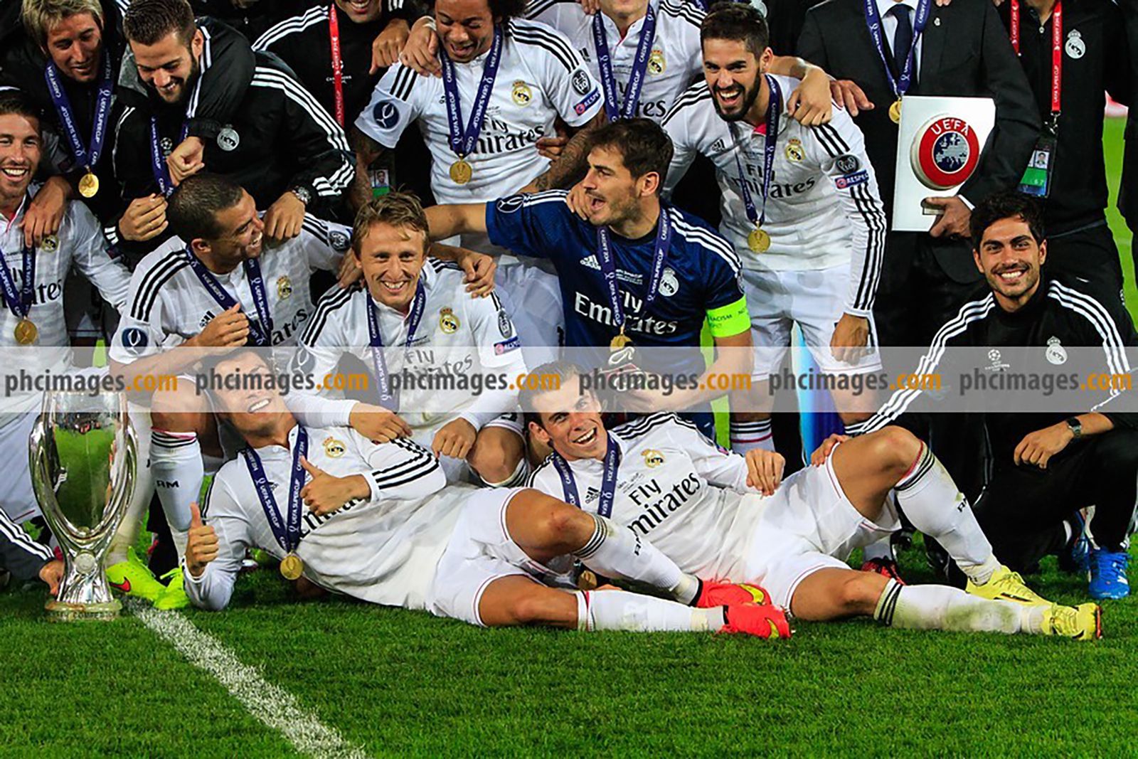 Ronaldo and Bale pose with the trophy