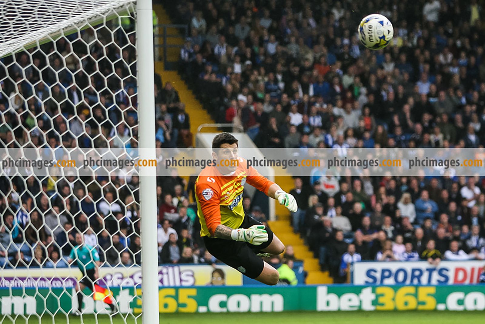 Kieren Westwood of Sheffield Wednesday saves a free kick against Reading