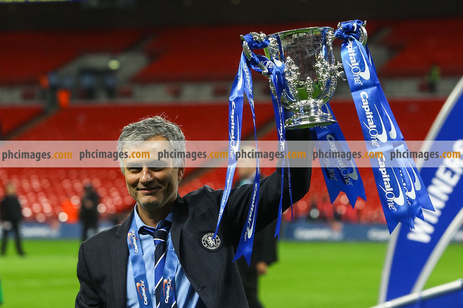 Mourinho lifts his first trophy since returning to Chelsea