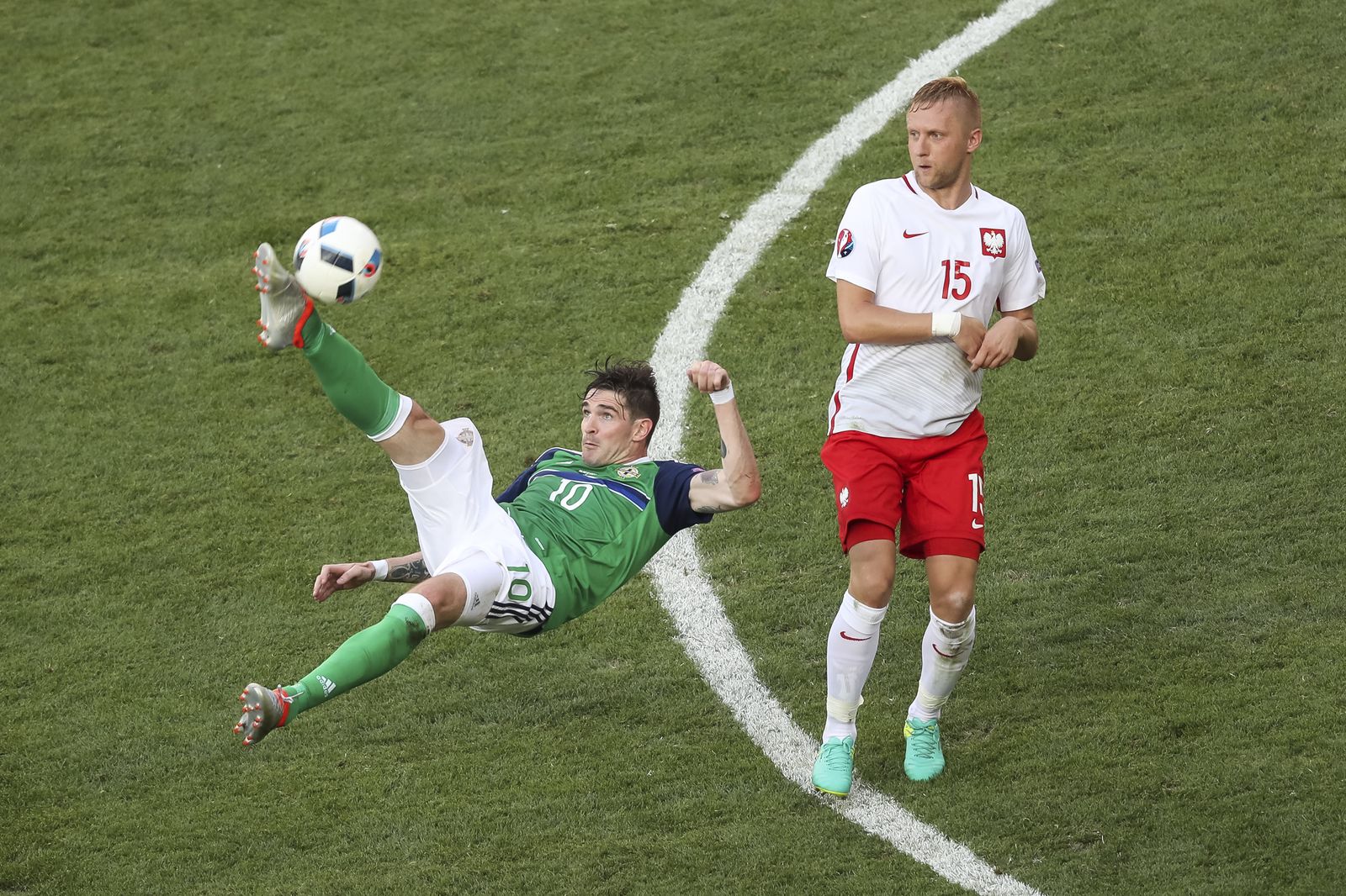Northern Ireland’s Conor Washington tries an overhead kick. (500mm, ISO1250, 1/1600th, f4)