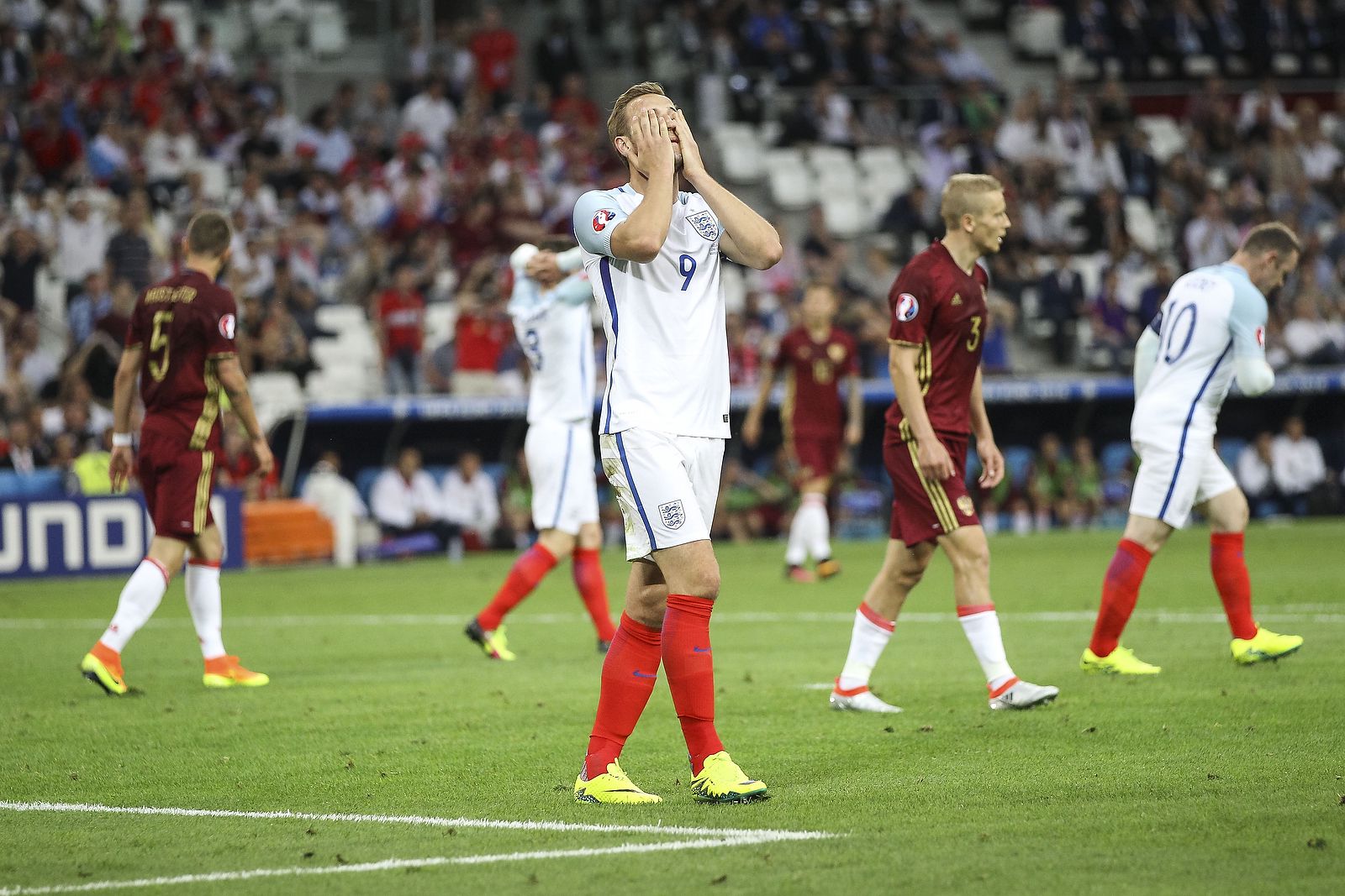 Harry Kane looks dejected