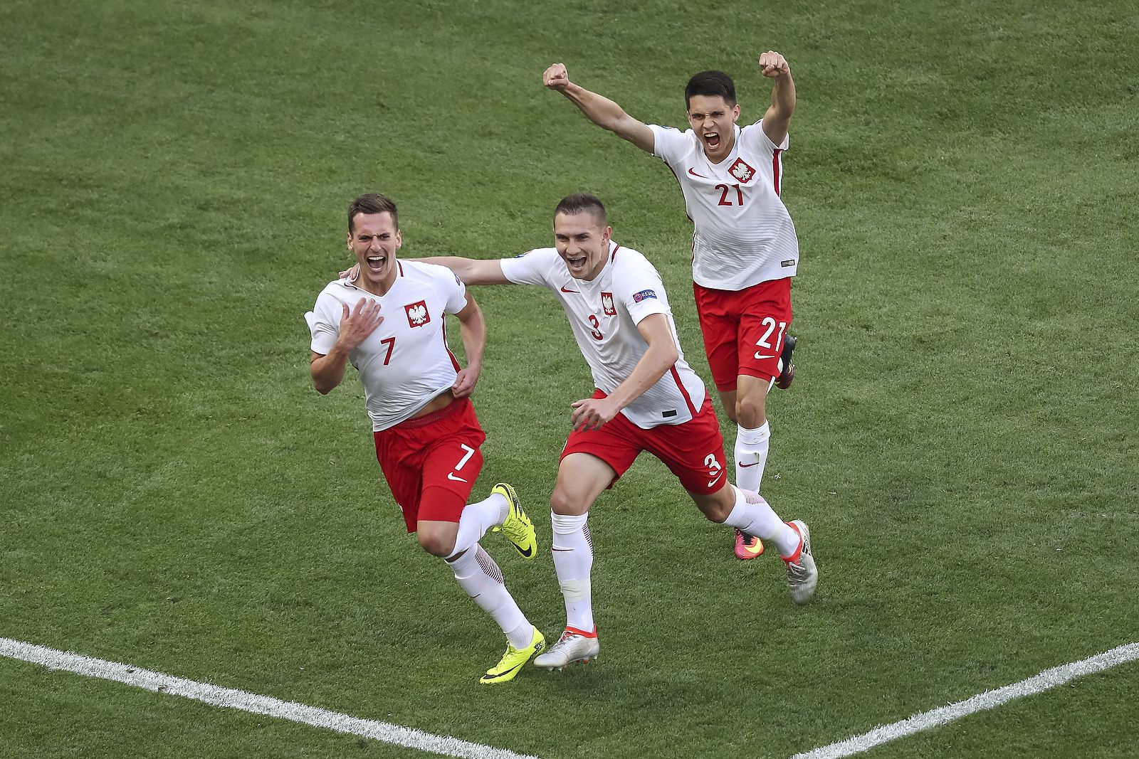 Arkadiusz Milik of Poland celebrates
