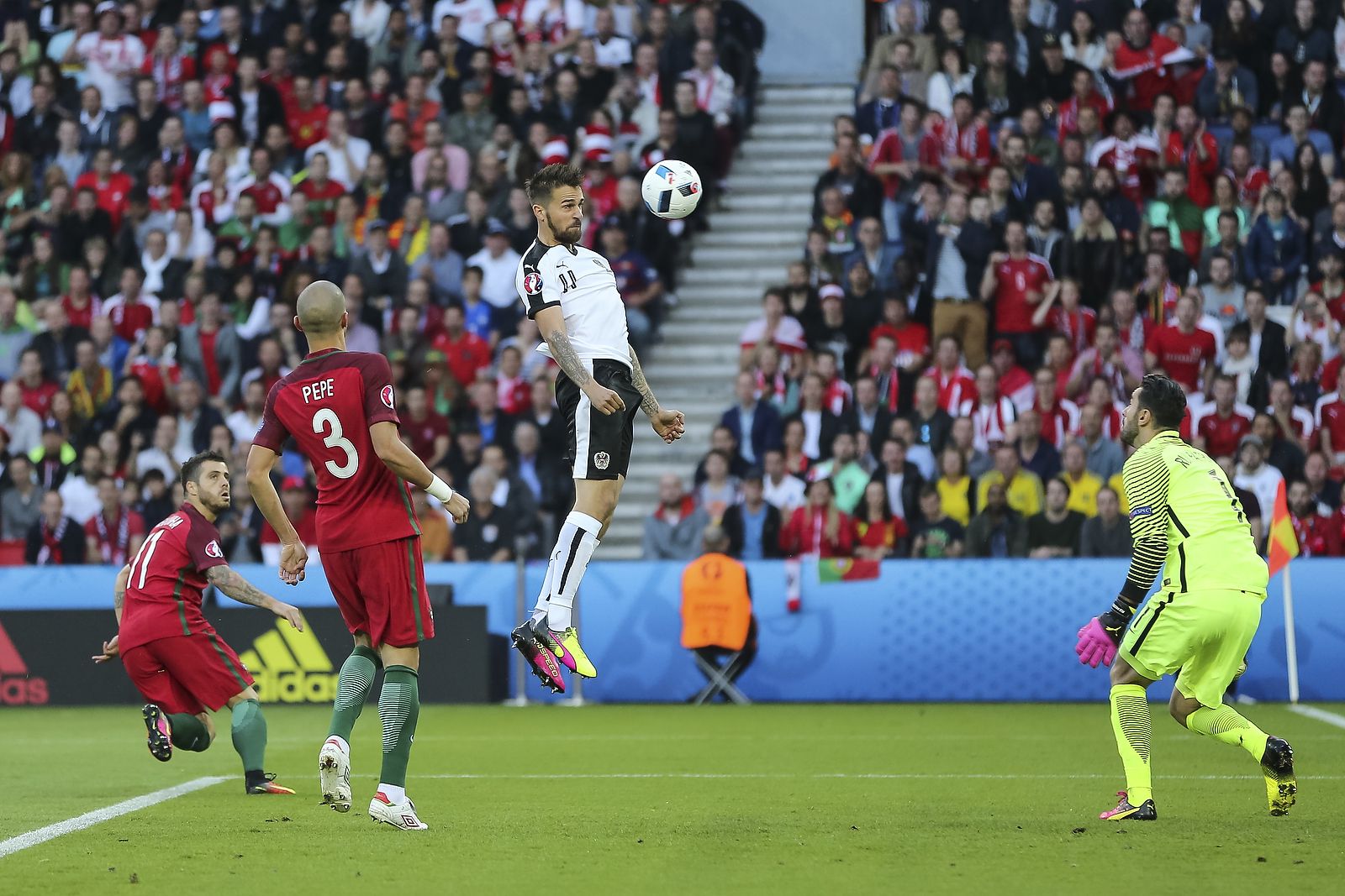 Martin Harnik misses a great chance early on