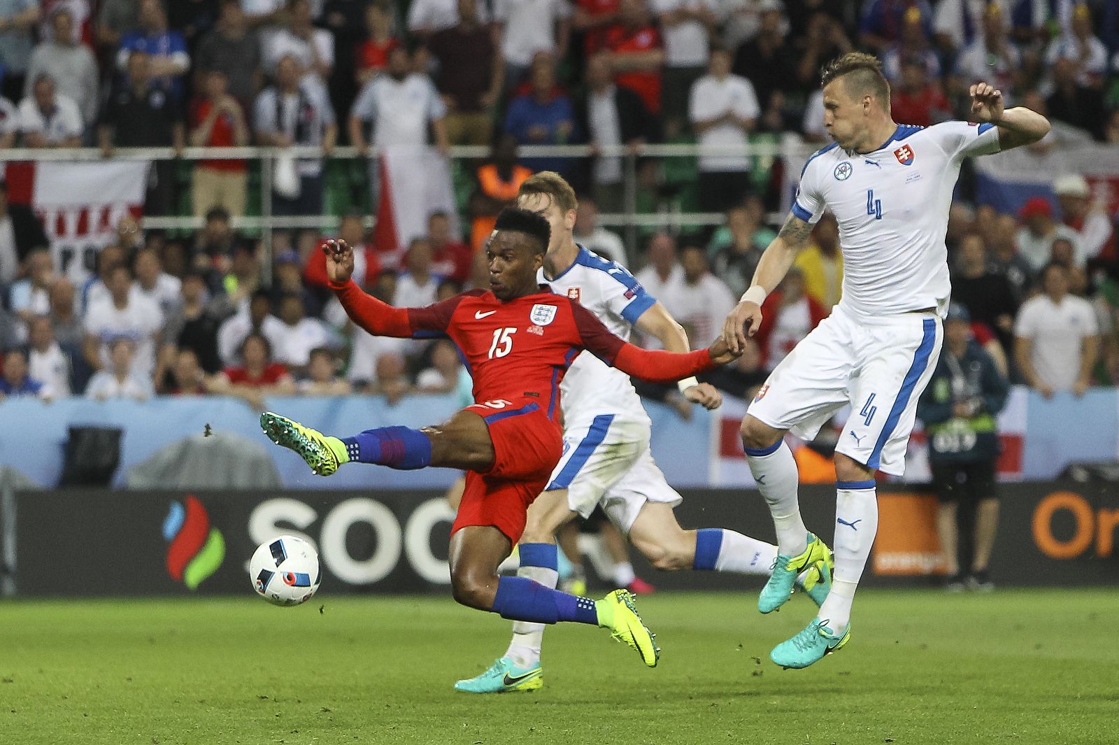 Daniel Sturridge misses a great chance