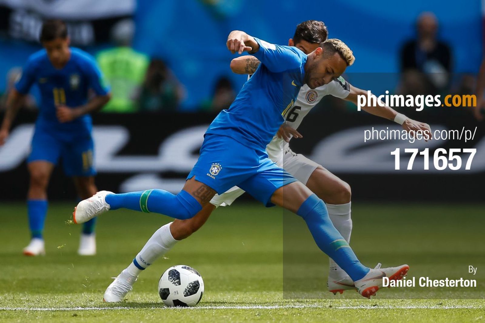 Neymar shields the ball from Cristian Gamboa