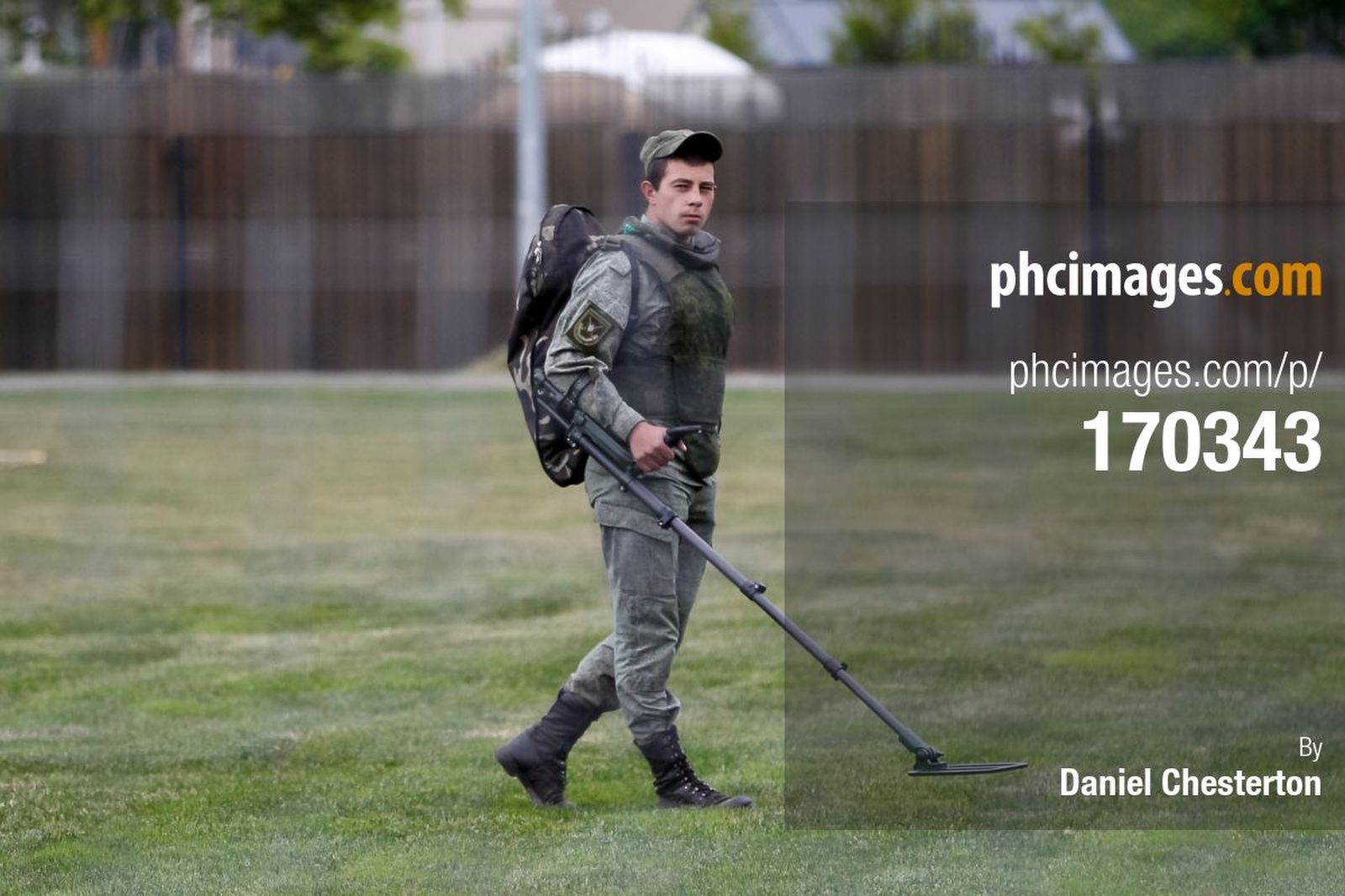 Anyone know the Russian for 'who is that bloke pointing a camera at me?'