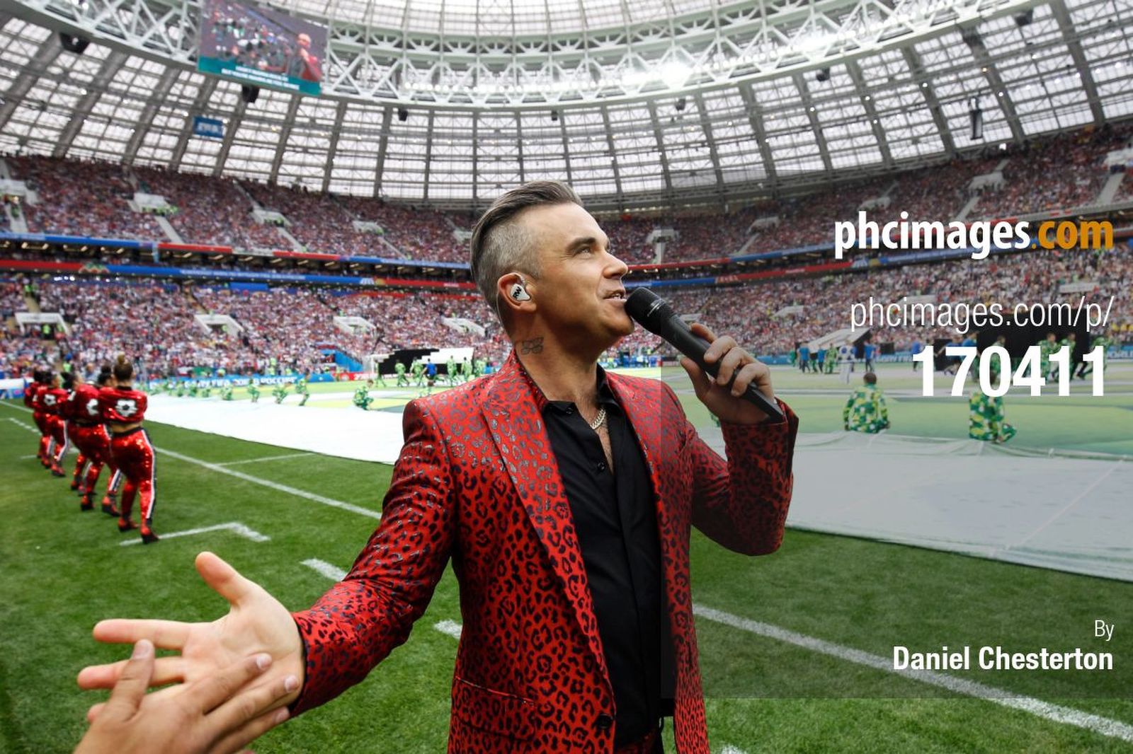 That’s another photographer high-fiving Robbie… Professionalism is in scant supply among some out here