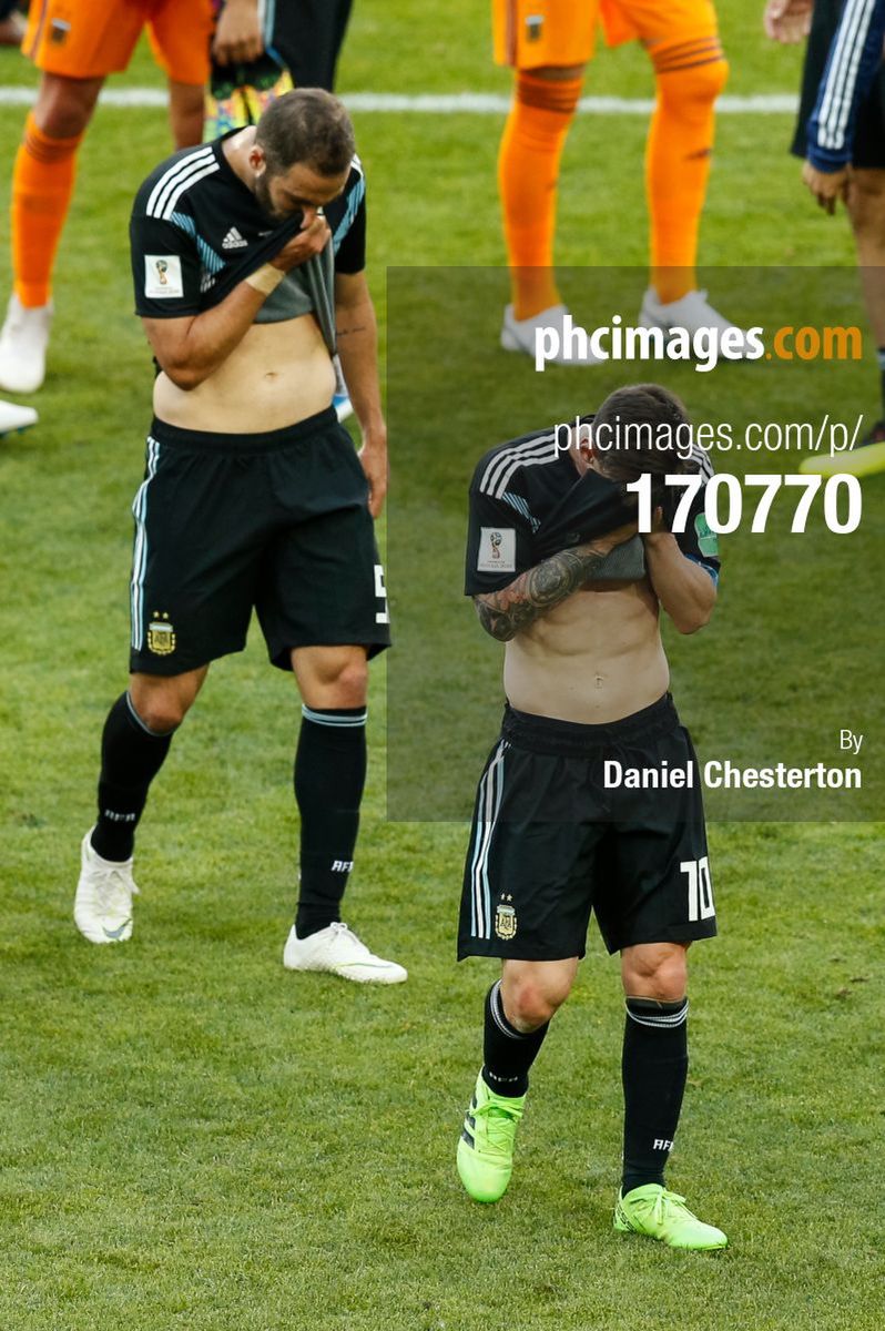 Synchronised head burying from Messi and Higuain