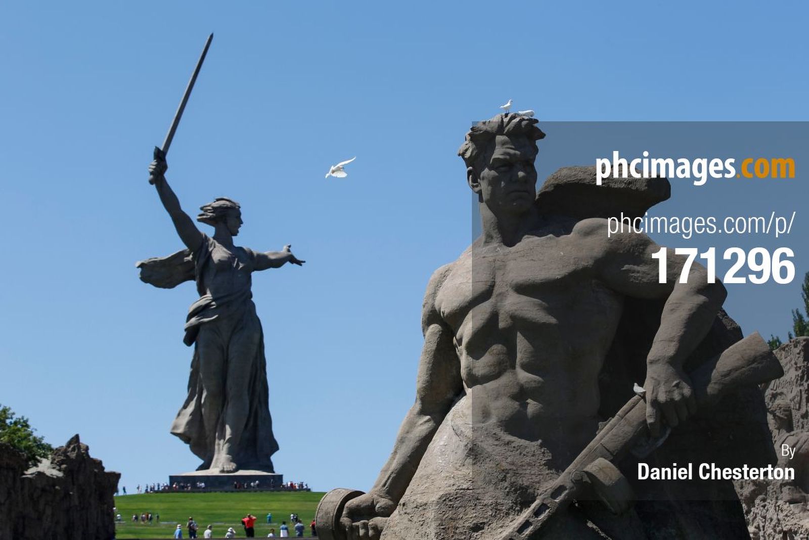 The “Not one step back!” and Motherland Calls statues