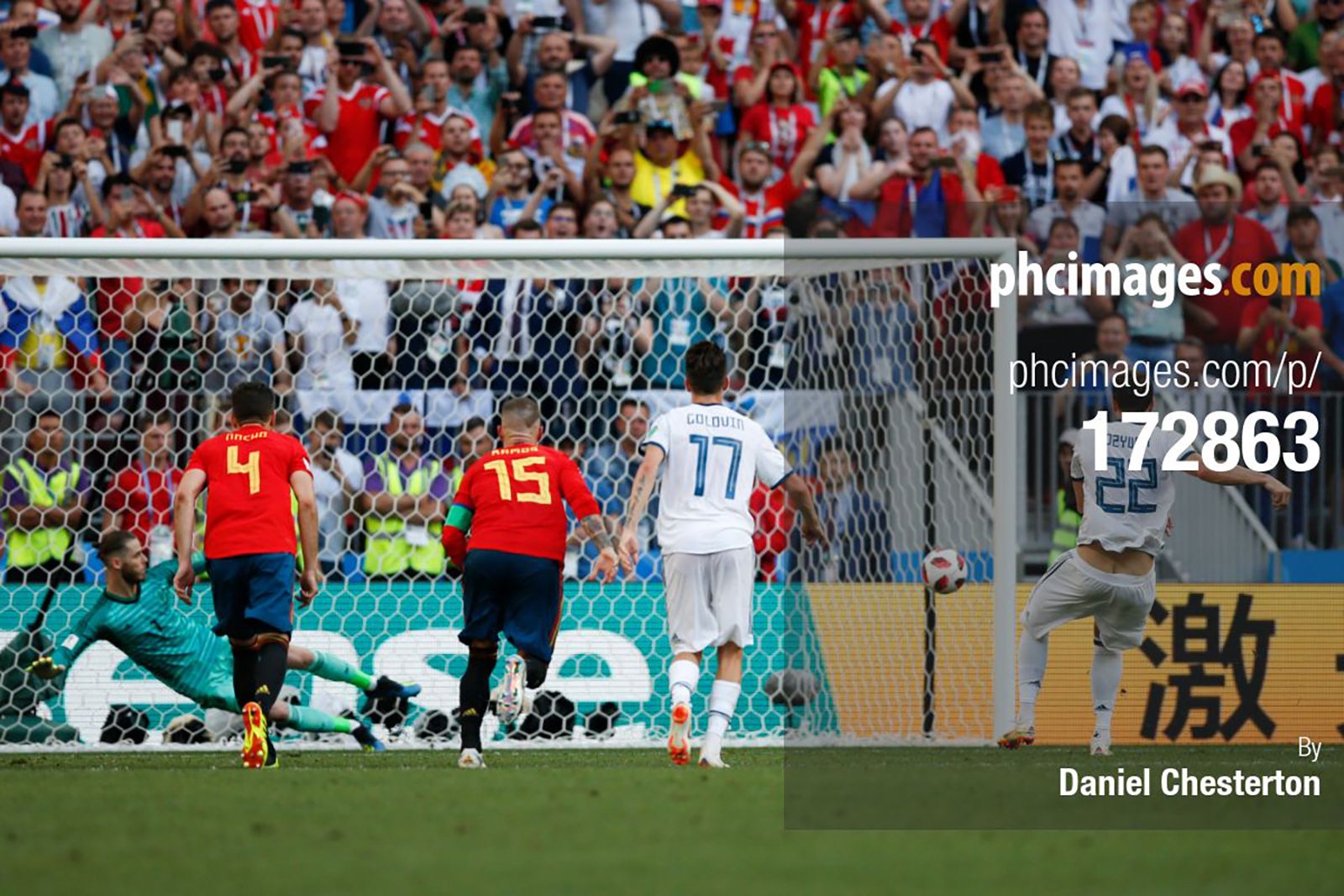 Artem Dzyuba scores from the spot