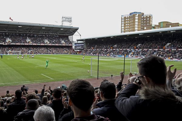 The teams enter the pitch against Arsenal