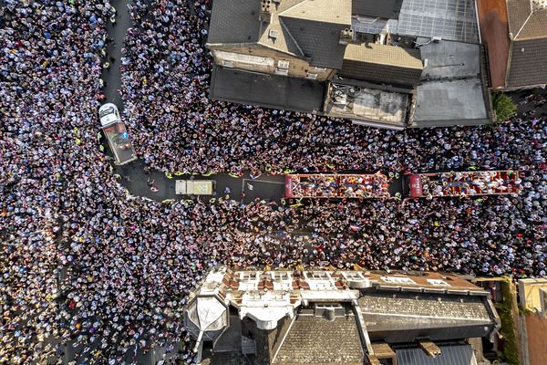 The Parade busses make their way down Green Street past The Boleyn pub