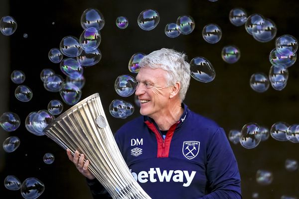 David Moyes poses with the trophy